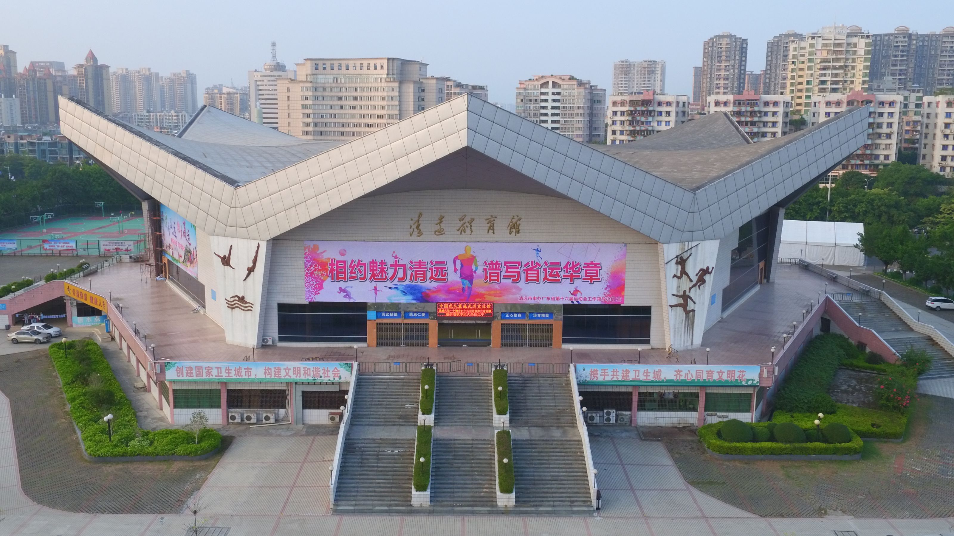 清远市体育馆天然草足球场